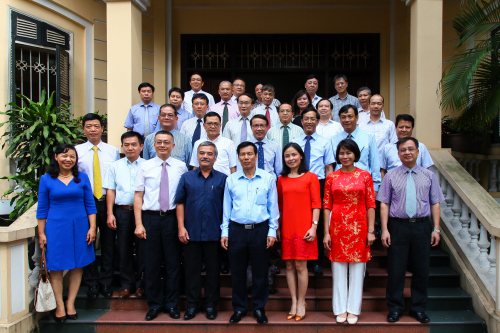 ​  Bộ trưởng Bộ VHTTDL Nguyễn Ngọc Thiện chụp ảnh lưu niệm cùng các Đại sứ, Trưởng Cơ quan đại diện Việt Nam tại nước ngoài mới được bổ nhiệm nhiệm kỳ 2017 – 2020